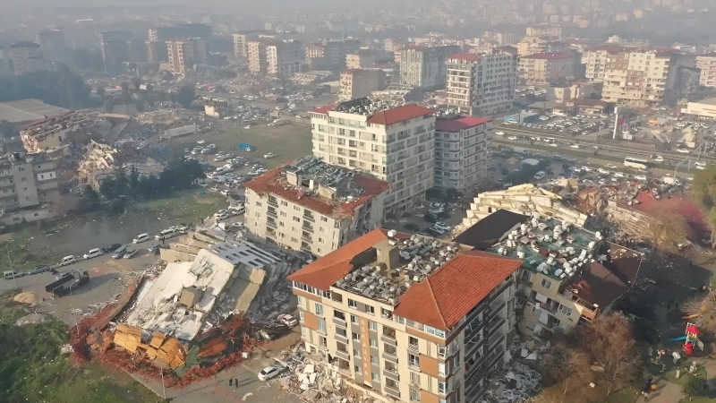 CRONICA ZILEI | Un frate al bunicului fetiței care s-a născut în Siria, printre dărâmături şi a cărei mamă a murit o va îngriji pe micuţă. Mii de oameni se oferiseră să o adopte pe fetiţă, care a primit numele Aya...