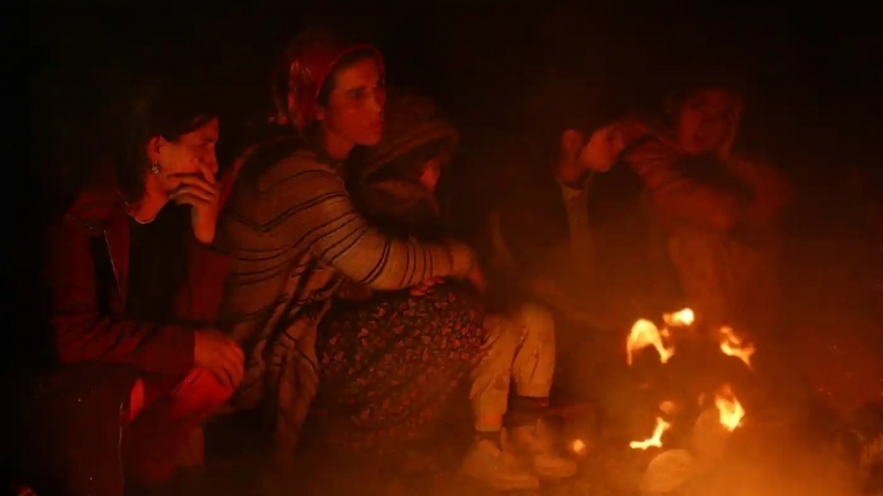 TURCIA | Foto - Mai multe persoane s-au strâns în jurul unui foc în Kahramanmaraş, Turcia, oraș afectat grav de cutremur. Çağla Gürdoğan/Reuters:
