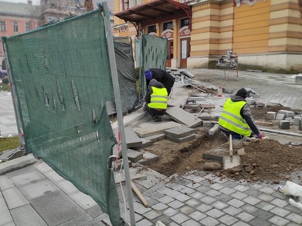 CLUJ-NAPOCA | CLUJUL CIVIC - Deși, în opinia primarului Boc, Esplanada din fața Teatrului Național a fost finalizată încă de la 1 decembrie 2022… iată că suntem după 3 luni de la momentul respectiv