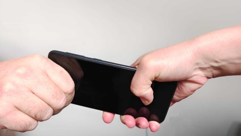 Floreștean arestat și controlat judiciar pentru că a furat 3 TELEFOANE mobile, în valoare de 3000 de lei. SFATURILE polițiștilor