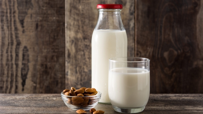 Un litru de lapte costă în România de două ori mai mult decât în Polonia și e mai scump decât în Franţa