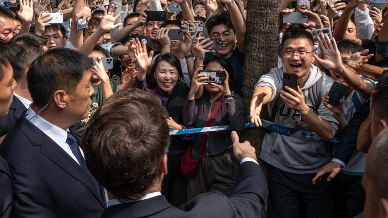 Fotografia dimineții este din China, de la întâlnirea președintelui francez Emmanuel Macron cu studenții chinezi