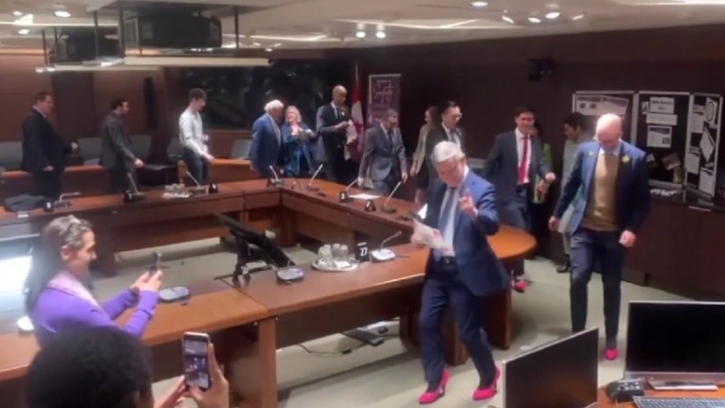 Într-o înregistrare video postată de ministrul canadian al transporturilor, Omar Alghabra, mai mulţi politicieni canadieni defilează în jurul unei mese în pantofi roz cu toc
