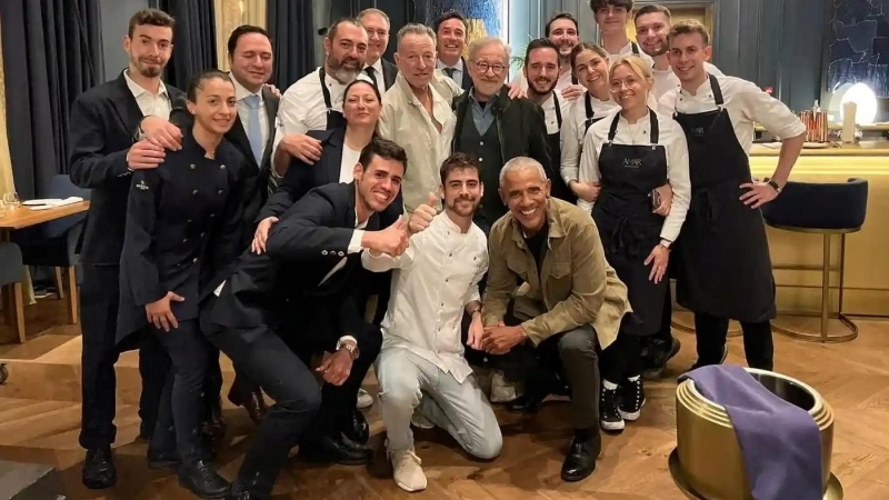 Fotografia dimineții - Barack Obama, Steven Spielberg și Bruce Springsteen într-o fotografie cu angajații unui restaurant din Barcelona unde cei trei au luat cina joi seara. Pol Perello Franch/Reuters