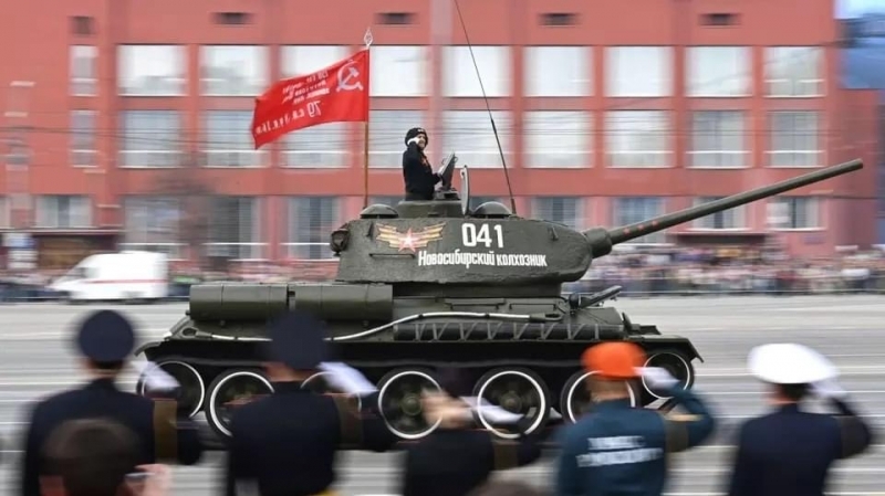 Un singur tanc principal de luptă, un T-34 din perioada celui de-al Doilea Război Mondial, a defilat la parada militară organizată la Moscova de Ziua Victoriei, care marchează victoria URSS împotriva Germaniei naziste