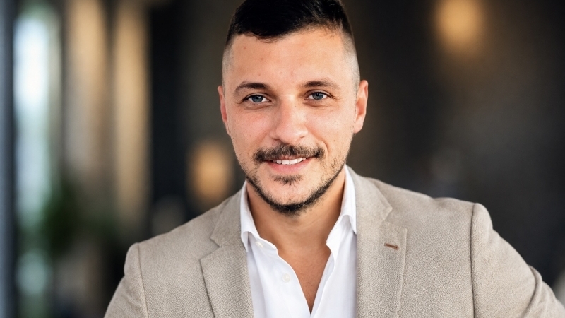     Un tânăr antreprenor dă de pământ cu AUR Câmpia Turzii! Suntem o generație care nu mai acceptă spectacolul „Aurist”. O generație care vrea rezultate!