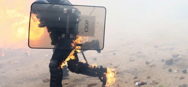 Fotografia dimineții - Doi jandermi francezi se retrag la protestele împotriva construirii unui rezervor de apă în Sainte-Soline. Yves Herman/Reuters: