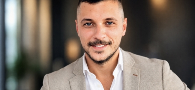     Un tânăr antreprenor dă de pământ cu AUR Câmpia Turzii! Suntem o generație care nu mai acceptă spectacolul „Aurist”. O generație care vrea rezultate!